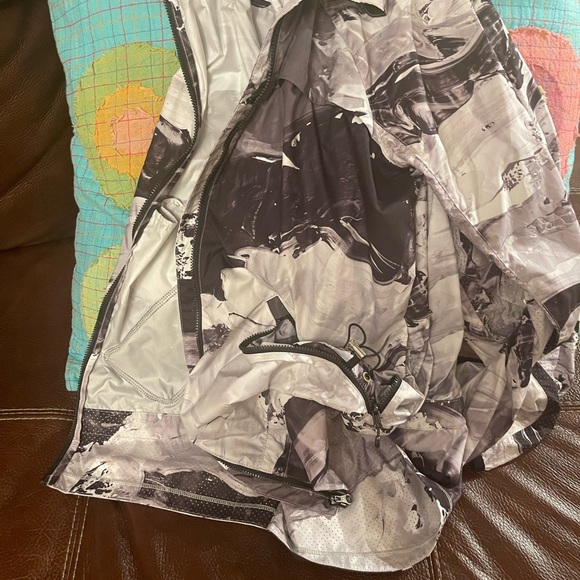 Lululemon jacket - Picture 8 of 10